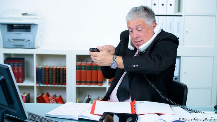 Hombre llamando por teléfono y marcando número en el móvil.