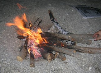 Echando leña al fuego.