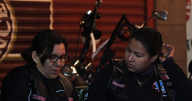 Las motociclistas de Hot Guilty Inocentes utilizan artículos de piel hechas por Manuel. Foto Viviana Gómez