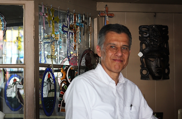 Jaime Orendain, uno de sus tres copropietarios comenzó a trabajar en la tienda hace 40 años. Foto Viviana Gómez
