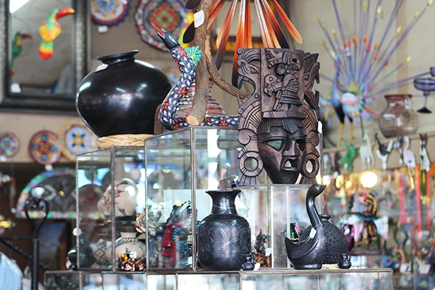 Máscaras mayas, barro negro de Oaxaca así como vitrales hechos en Tijuana se pueden encontrar en la tienda. Foto Viviana Gómez