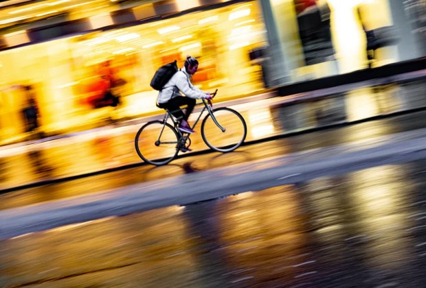 Reduce tu huella de carbono en 4 pasos - bicicleta-lluvia-1024x694