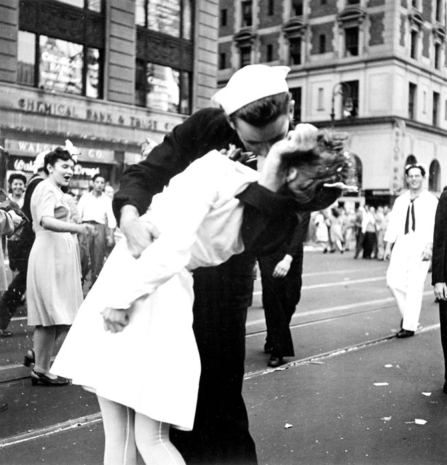 Kissing the War Goodbye, fotografía de Victor Jorgensen. US archives.