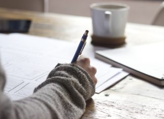 mujer escribiendo