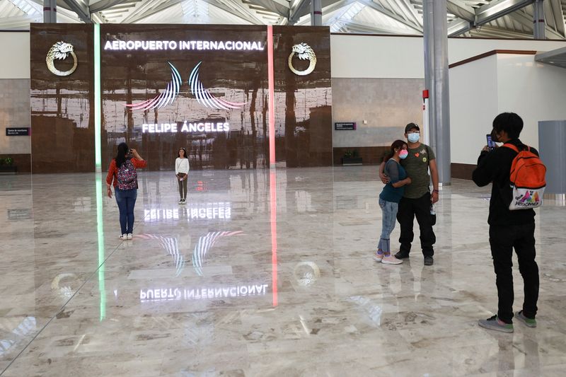 Visitantes se toman fotos en un área del nuevo AIFA, en el Estado de México (Foto: Reuters)