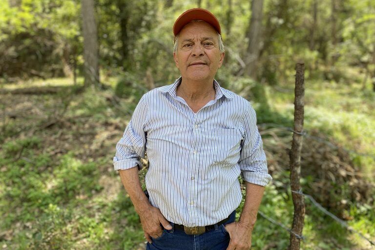 Carlos Robles Elías, quien ha convertido el Rancho Aribabi en un oasis de biodiversidad, teme que los hábitats se vean significativamente afectados por las nuevas ferrovías. Crédito: Dawn Marie Paley.