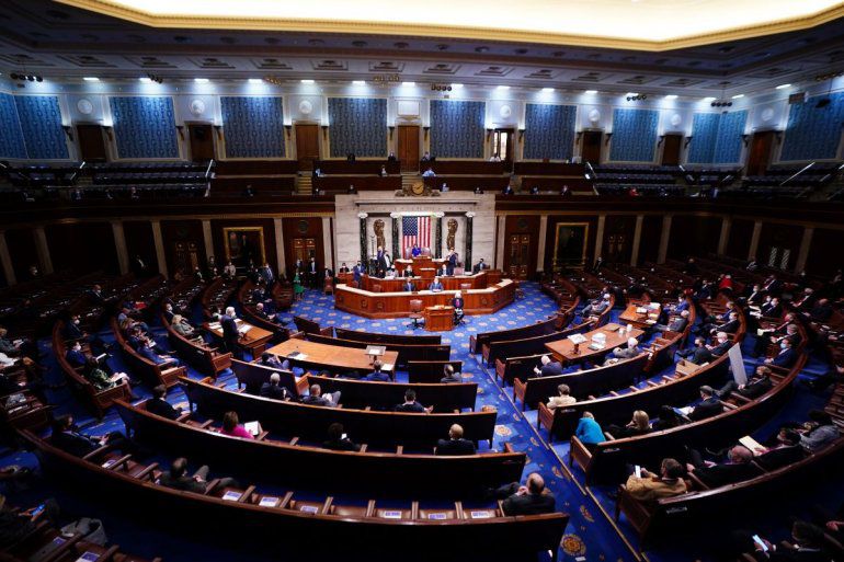 La presidenta de la Cámara de Representantes, Nancy Pelosi, habla en la Cámara de la Cámara durante la reunión de una sesión conjunta del Congreso el 6 de enero de 2021 en Washington, DC.