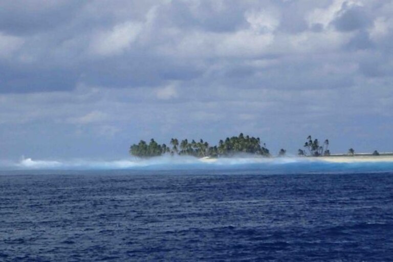 El arrecife de coral y el oleaje constante dificulta muchísimo el acceso a la isla