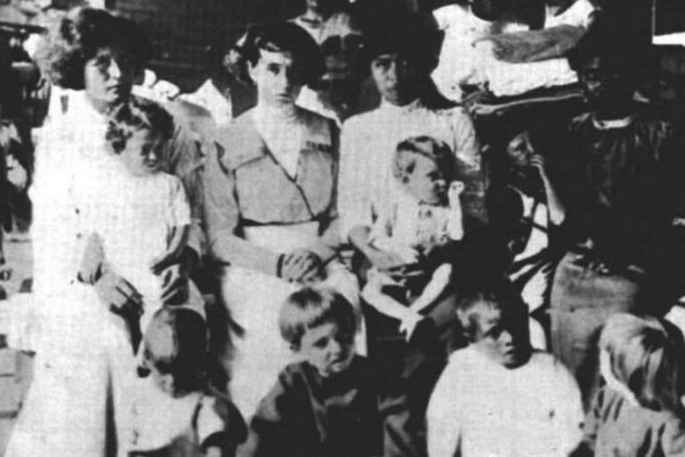 Las 11 sobrevivientes de Clipperton (tres adultas, una adolescente y siete niños pequeños) en el buque USS Yorktown que las rescató en 1917