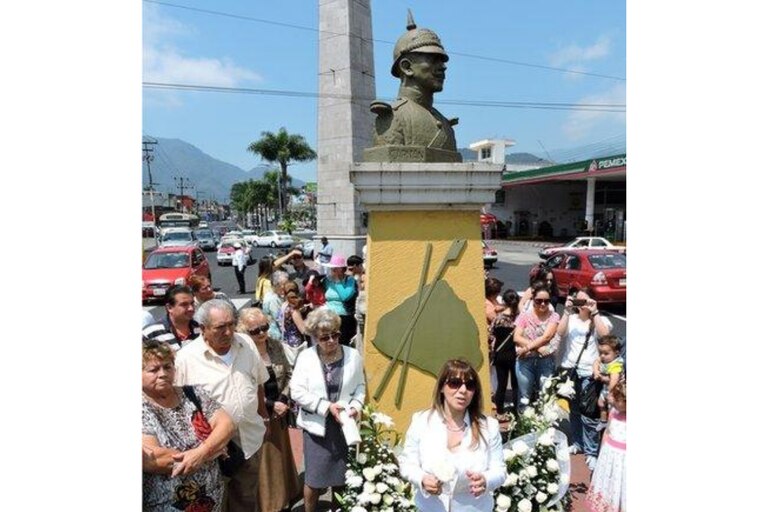 El busto del capitán Arnaud adorna una de las calles principales de su ciudad natal, Orizaba, en el estado de Veracruz. Esta foto muestra un momento del evento con el que en 2015 conmemoraron el centenario de su muerte