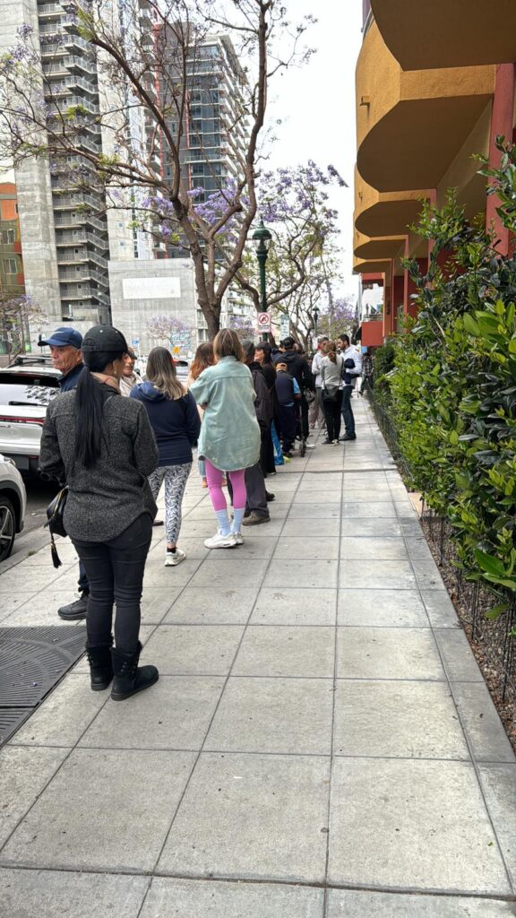 8:00 AM esta es la cola para votar en el consulado de Mexico en San Diego